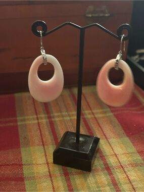 Elegant pink conch shell hoop earrings